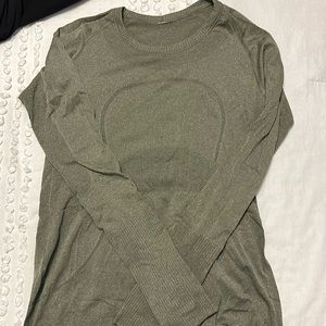 Lululemon army green swiftly long sleeve run shirt size 10